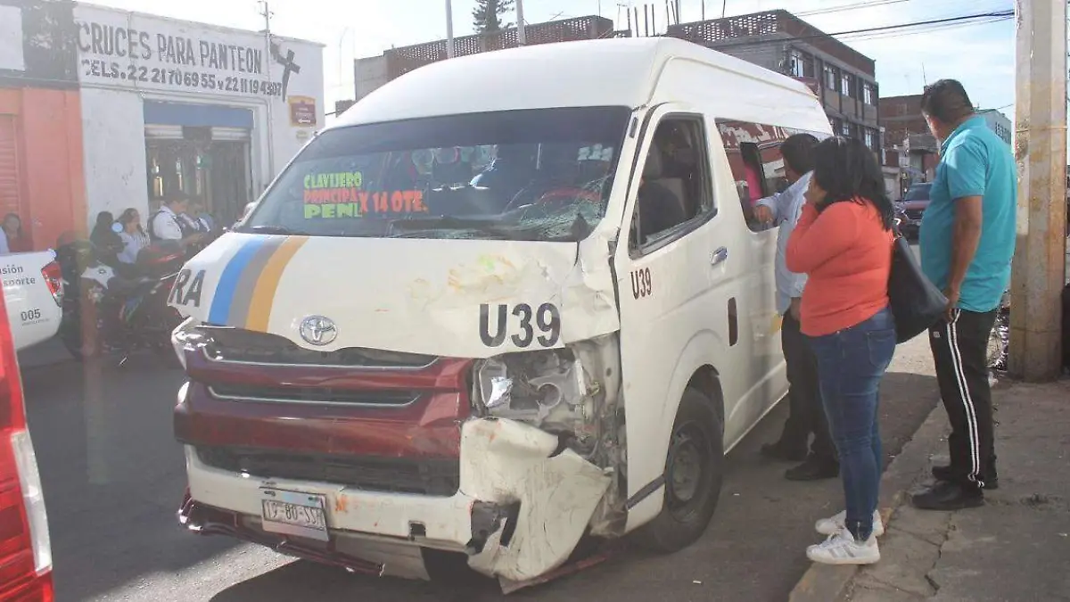 Por intente rebasarse, rutas Azteca y Malacatepec chocan en la 13 Norte